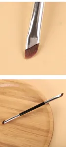 Vista detallada del pincel de maquillaje profesional de doble punta sesgada con cerdas.