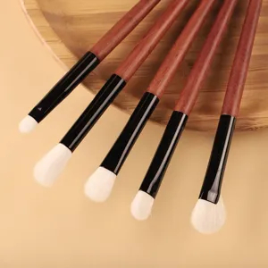 Set de brochas de maquillaje profesionales con mangos de madera y cerdas suaves para ojos.
