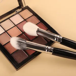Professionelles Make-up Pinselset mit weissen Borsten und schwarzen Griffen fuer Praezision.