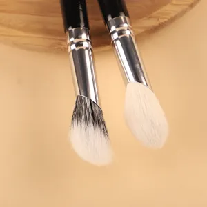Professionelles Pinsel-Set mit weichen synthetischen Haaren für präzises Contouring und Make-up.