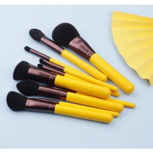 Professionelles Make-up Pinselset mit weichen Synthetikborsten und gelben Griffen fuer den Alltag.