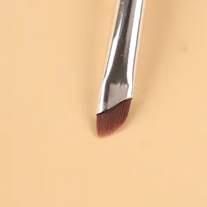 Brocha de maquillaje angular profesional con cerdas marrones para un maquillaje preciso.