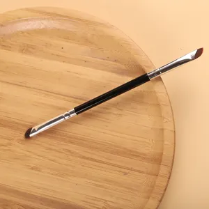 Pincel delineador de ojos de doble punta profesional y pincel de sombra para un maquillaje preciso.
