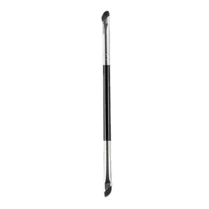 Brocha de maquillaje de doble punta con cerdas sesgadas, mango negro y férula plateada para ojos.