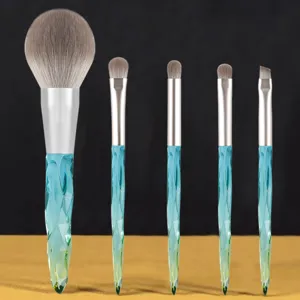 Set de brochas de maquillaje con mangos de acrílico cristal azul y pelo sintético muy suave.