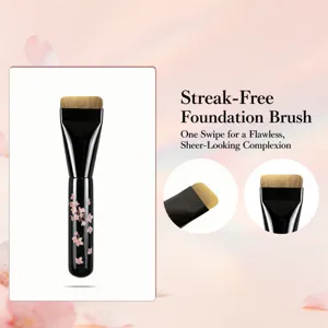 Professioneller flacher Foundation Pinsel mit weichen Borsten und schönem Kirschblüten Griff.