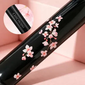 Pennello da trucco nero con fiori di ciliegio e testa piatta per fondotinta liquido.