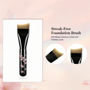 Pennello per fondotinta a mezzaluna senza sbavature per un trucco professionale impeccabile.