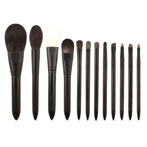 Ensemble de 12 pinceaux de maquillage noirs professionnels avec des poils doux de qualité.