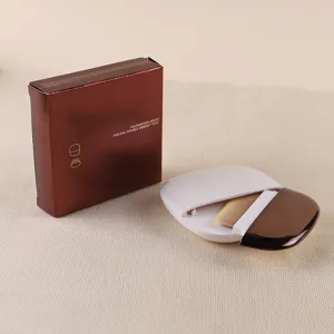 Tragbares Foundation-Pinsel-Set mit elegantem Aufbewahrungsbehälter für makelloses Make-up.