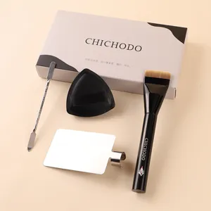 Plat make-up penseelset met spatel, poederdons en palet voor een vlekkeloze gezichtsmake-up