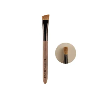 Professioneller abgeschrägter Make-up-Pinsel mit Holzgriff für präzises Augenbrauenpuder.