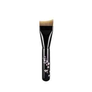Professioneller geschwungener Foundation-Pinsel mit Blumenmuster für makelloses Make-up.