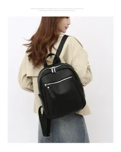 Zwarte dames rugzak van zacht leer, stijlvolle casual tas voor reizen en dagelijks gebruik.