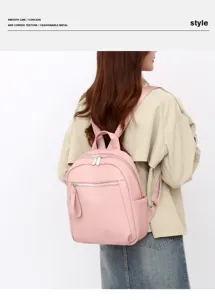 Gedetailleerd overzicht van een stijlvolle roze lederen rugzak gedragen door een model.