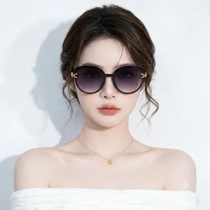 Übergroße Cat-Eye-Sonnenbrille für Damen mit Verlaufsgläsern und goldener Panther-Verzierung.