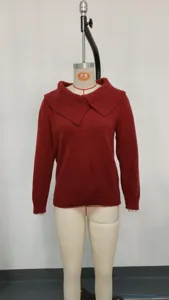 Pull en tricot rouge à manches longues avec détail de grand col à revers vintage chic.