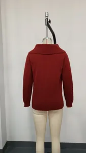 Vue arrière détaillée d'un pull en tricot rouge foncé avec un large col rabattu