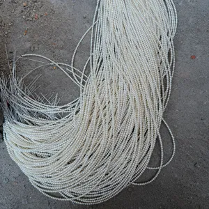 Vista dettagliata di perle naturali d'acqua dolce bianche da 2-3mm per gioielli DIY