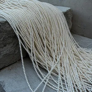 Primo piano di mini perle d'acqua dolce naturali 2-3mm su pietra
