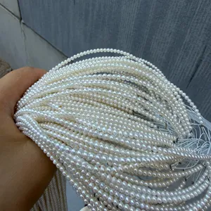 Primo piano di fili di perle d'acqua dolce naturali da 2-3mm per la creazione di gioielli