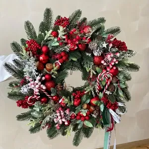Couronne de Noël avec baies rouges cônes de pin et sucres d'orge