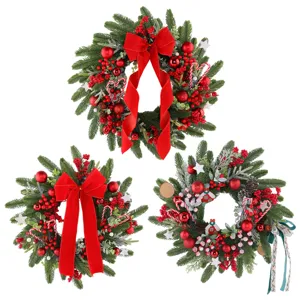 Lot de trois couronnes de Noël avec nœuds rouges, baies et branches de pin sur blanc
