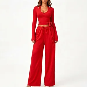 Primo piano di un completo in maglia rosso con top corto a maniche lunghe e pantaloni larghi