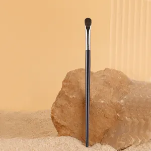 Pincel de sombra de ojos profesional con cerdas suaves y mango elegante para un maquillaje preciso.