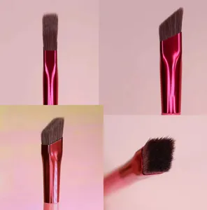 Primo piano dettagliato di un pennello da trucco professionale con setole sintetiche.