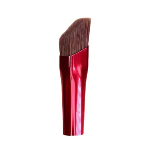 Pennello per sopracciglia angolato professionale con manico rosso metallizzato per il trucco.