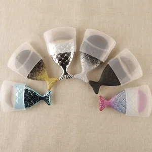 Juego de 6 brochas de maquillaje de cola de sirena coloridas con fundas protectoras.