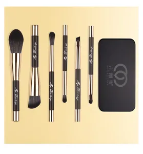 Vista dettagliata del set di 6 pennelli da trucco portatili con base magnetica e setole morbide.