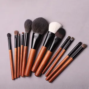 Ensemble de 12 pinceaux de maquillage professionnels en bois avec poils souples pour un beau visage.
