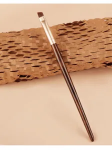 Detailaufnahme des abgeschrägten Augenbrauenpinsels mit feinen Borsten für präzises Make-up.