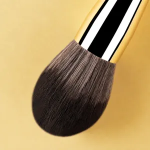 Pennello per trucco professionale con setole sintetiche morbide per un'applicazione uniforme.