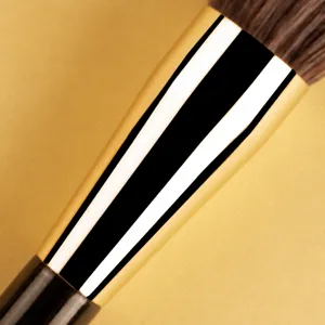 Pennello per trucco morbido professionale con ghiera in rame spesso per una finitura perfetta.