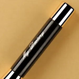 Manico per pennello da trucco magnetico portatile con estremità dorate per uso quotidiano.