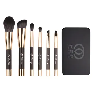 Set di 6 pennelli da trucco portatili con base magnetica, setole morbide per un trucco impeccabile.