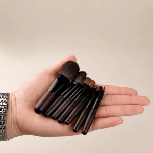 Set di 7 mini pennelli da trucco con manico in legno, kit da viaggio per fondotinta e cipria.
