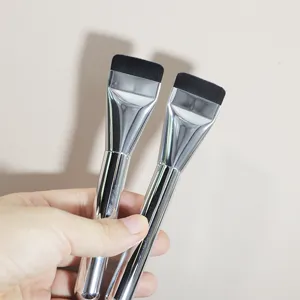 Professioneller Flacher Foundation-Pinsel Ultradünner Spurloser Make-up-Pinsel Synthetikfaser Metallgriff Makelloses Liquid Make-up Werkzeug