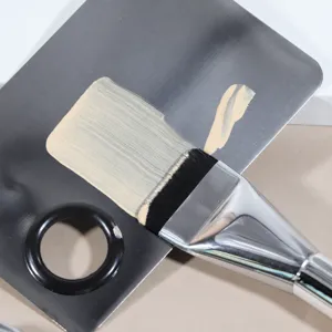 Edelstahl Make-up Palette mit flachem Pinsel für makelloses Auftragen von Foundation.