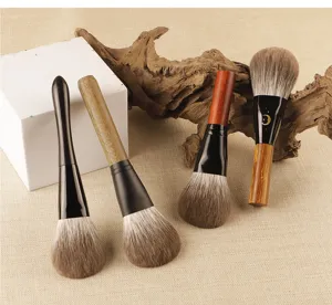 Set de brochas de maquillaje profesionales de pelo animal con mango de madera natural.