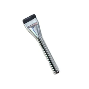 Professioneller flacher Foundation Pinsel mit Metallgriff für ein makelloses flüssiges Make-up.