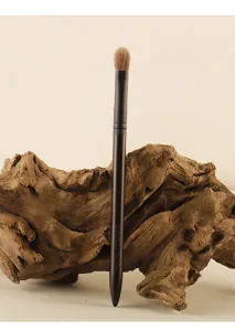 Detailed view of the Chichodo professional eye shadow brush with soft natural bristles.