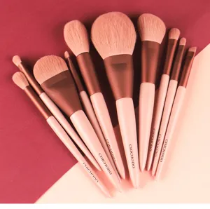 Detailansicht des 10-teiligen rosa Pinselsets, weiche Synthetikhaare und eleganter Griff.