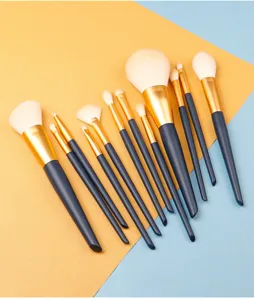 Detailansicht des 12-teiligen Make-up-Pinselsets mit weichen weißen Borsten und Griffen.