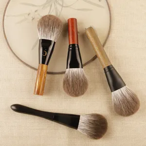 Set de brochas de maquillaje de pelo animal con mango de madera para polvos y colorete facial.