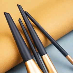 Professionelle Make-up-Pinselgriffe-Set mit matten dunkelgrauen Holz und goldenen Zwingen.