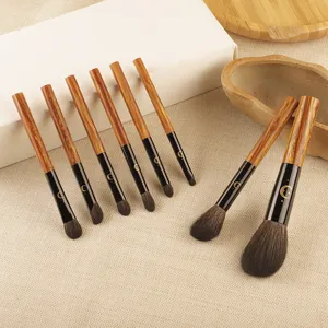 Set di 8 pennelli per trucco professionali con manico in legno e design con luna e stella.